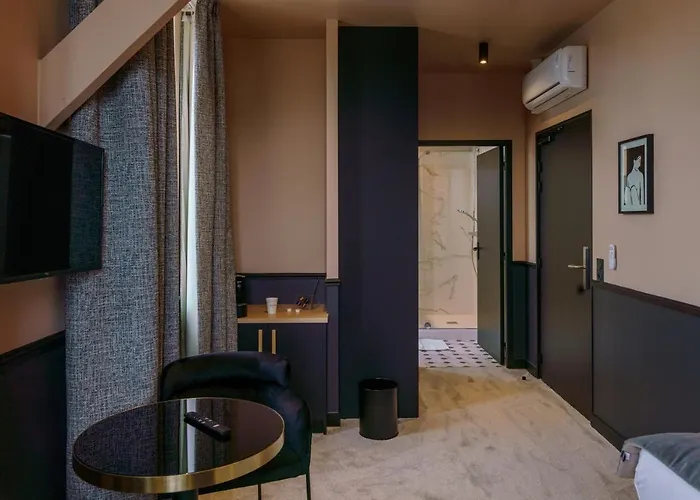 לינה וארוחת בוקר De La 4*